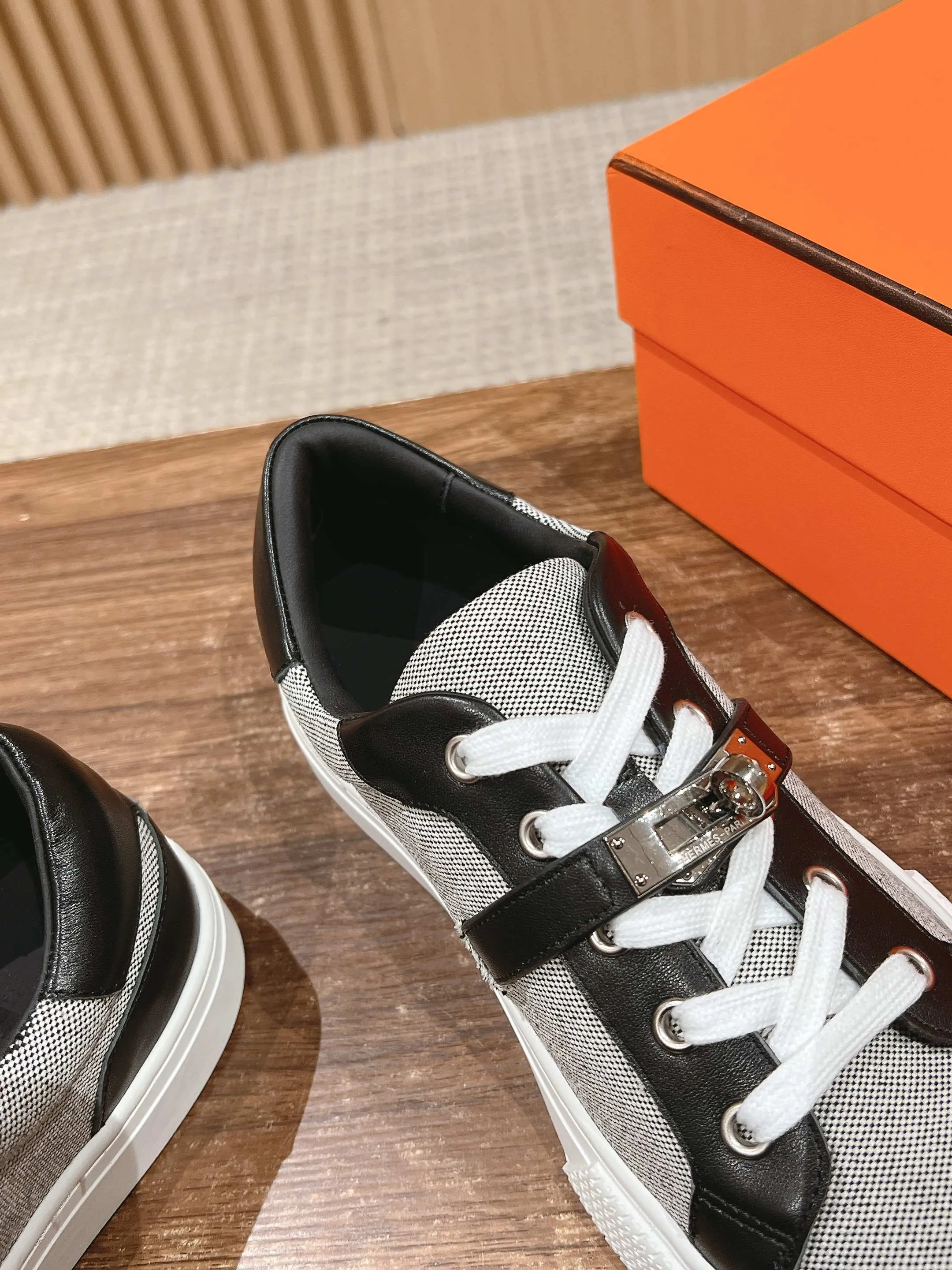 👟👟Ex-factory price 520👟👟 [Cloth cover]🍓 𝐇𝐄𝐑𝐌𝐄𝐒 Hermès classic couple model #𝐊𝐞𝐥𝐥𝐲 buckle casual white shoes skateboard shoes, no shoes collision at all, full of unknown Hermès It’s rare to find flat casual shoes, and they come with classic palladium-plated Kelly shoe buckles! People will fall in love with it at first glance. It is very versatile ~ you can wear it with skirts and pants at will. 🉑️Close your eyes and look super noble. ❥ MATERIAL Specific cowhide/canvas material, sheepskin lining, original molded TPU outsole Size: 35-44